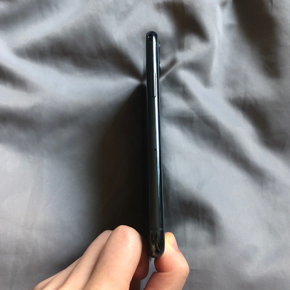 COPY - iPhone 11 Pro 256GB Unlocked will come with luxylemon charging case - Picture 4 of 9